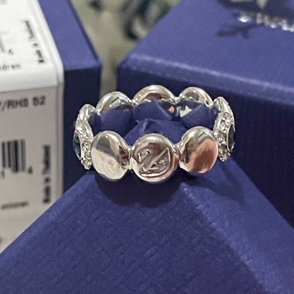 💍🦢 Authentic Swarovski Angelic Band Ring - Picture 5 of 9